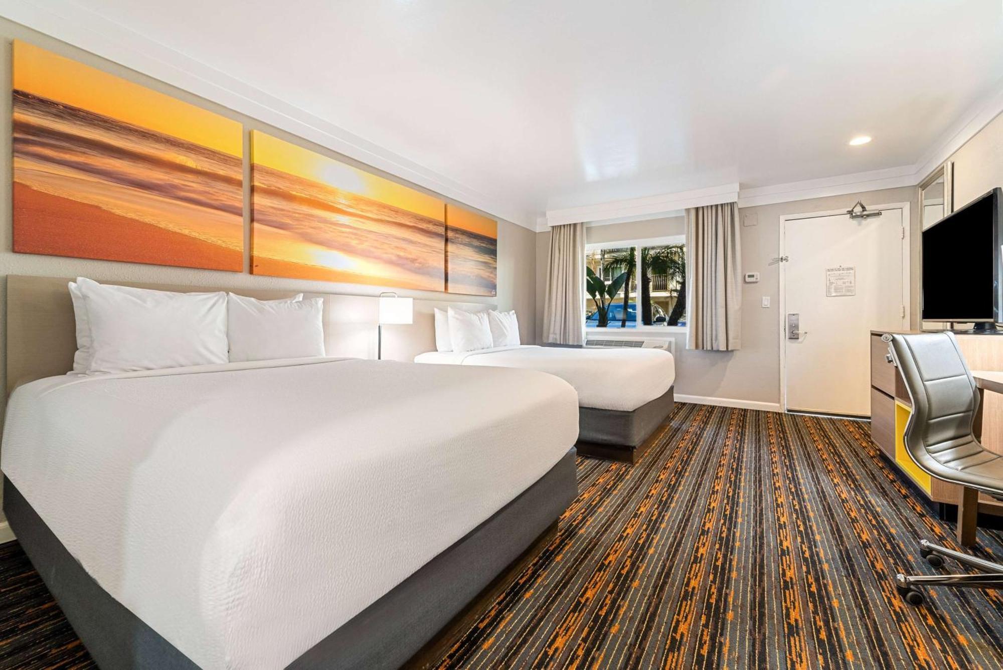 Days By Wyndham Circle Hotel San Diego