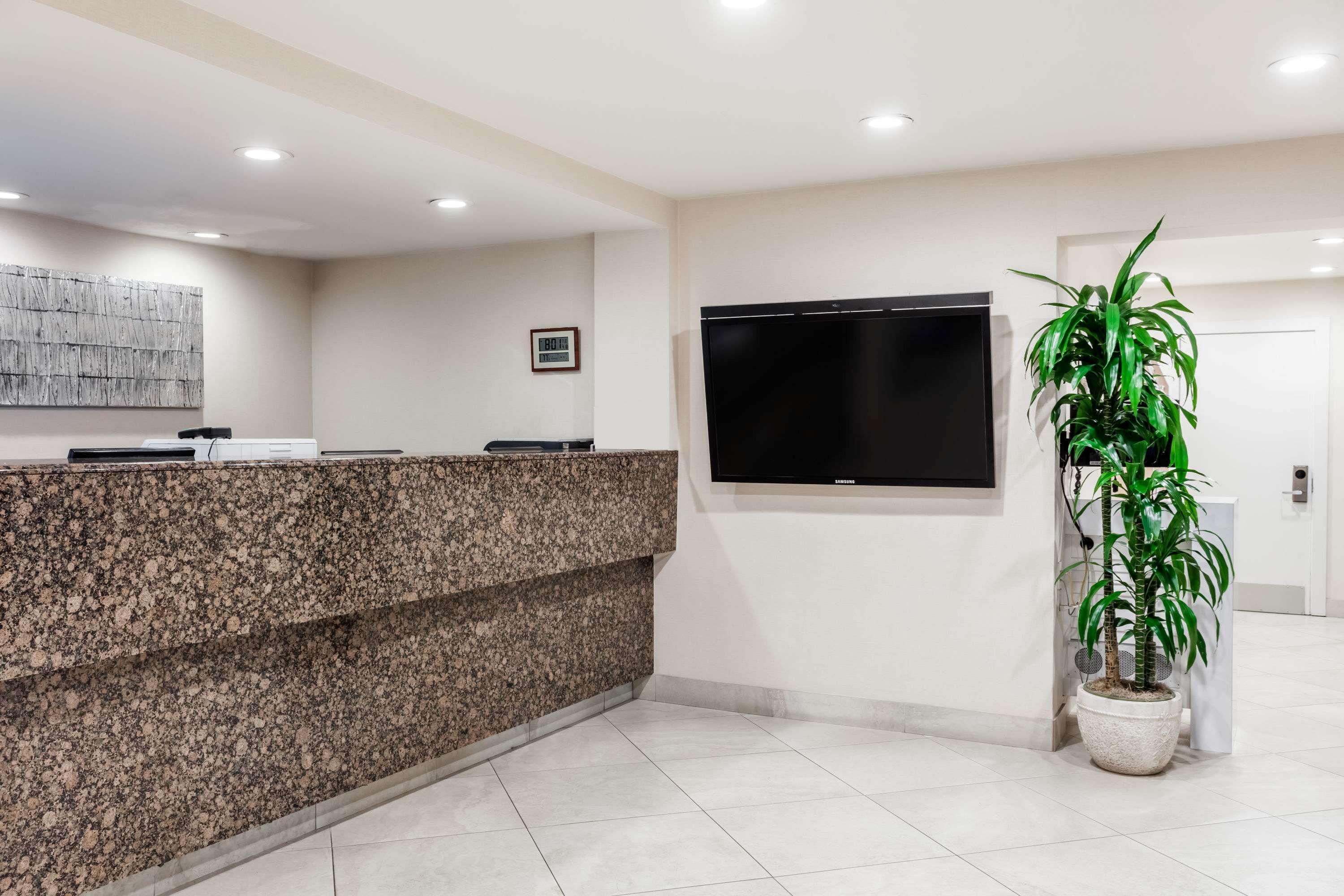 Days By Wyndham Circle Hotel San Diego
