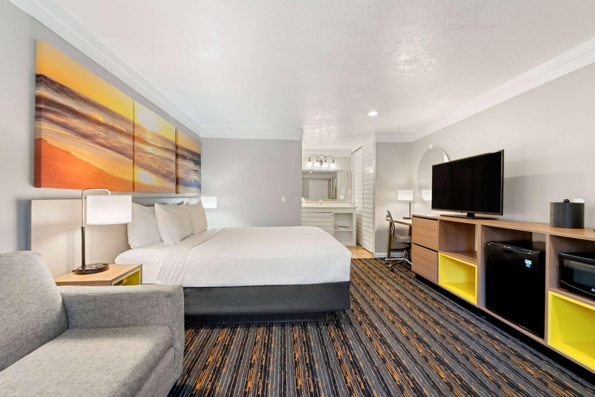 Days By Wyndham Circle Hotel San Diego